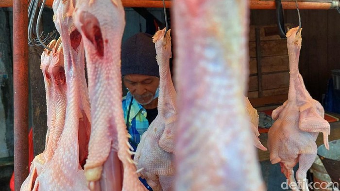 Harga ayam potong di Kota Bandung merangkak naik jelang Ramadhan. Seperti di Pasar Cikutra, harga ayam potong tembus Rp 40 ribu/Kg.