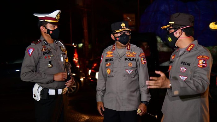 Kakorlantas Irjen Istiono mengecek lalu lintas arus balik liburan Paskah di Kawasan Puncak, Bogor, Jawa Barat.