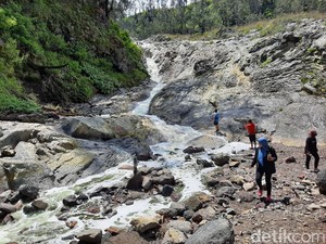 Pesona Air Terjun Kalipait: Uniknya Air Belerang Mengalir dari Ijen