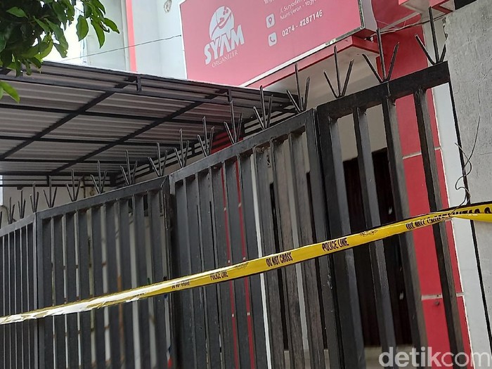Kantor Syam Organizer digeledah Densus 88 pada Minggu (5/4/2021).