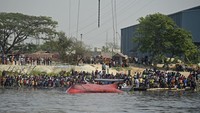 Seperti dilansir Reuters, Senin (5/4/2021), kapal feri yang membawa sekitar 50 penumpang itu tenggelam setelah berangkat dari distrik Narayanganj, sekitar 20 kilometer dari Dhaka, pada Minggu (4/4) waktu setempat. Kapal feri itu diketahui hendak berlayar ke Munshinganj. AFP/MUNIR UZ ZAMAN