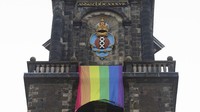 Selain mengarak kue raksasa berwarna pink, dikibarkan pula bendera berwarna pelangi raksasa dari atas menara lonceng Gereja Wester Church, tepat di samping Museum Anne Frank yang sangat ikonik. (AP)