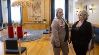 Selain pernikahan sesama pria, pernikahan antar sesama wanita juga diakui di Belanda. Salah satunya dialami oleh pasangan bernama Jeanette and Romy Van Nus ini. Mereka mengaku bahagia atas kebijakan tersebut. (AP)