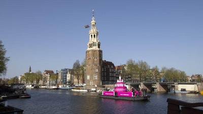 Penampakan Kue Pink Raksasa di Kanal Amsterdam