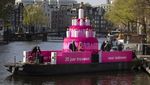 Penampakan Kue Pink Raksasa di Kanal Amsterdam
