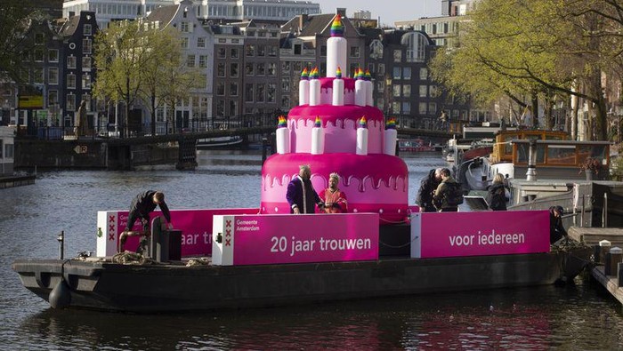 Kue Warna Pink Hiasi Amsterdam
