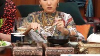 Selain itu, pada salah satu acara TV Korea Mamamoo terlihat begitu antusias untuk mencoba makanan yang disajikan. Foto: Instagram@mamaoo_official