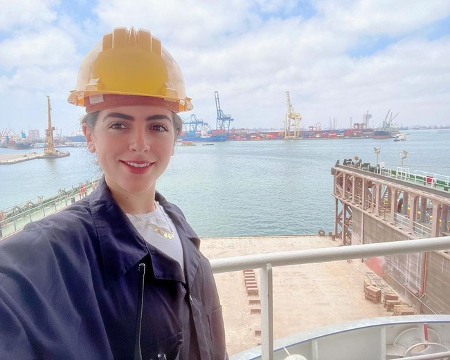 Dikatakan bahwa saat Terusan Suez sedang macet, ia tengah bekerja di kapal Aida IV yang ratusan mil jauhnya di Alexandria. Sebagai orang kedua paling bertanggung jawab di sana, ia bertugas untuk membawa kapal milik otoritas keamanan kelautan Mesir yang tengah memberi pasokan ke sebuah mercusuar di Laut Merah. Foto: Instagram @marwa.elselehdar