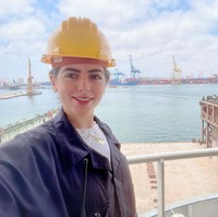 Dikatakan bahwa saat Terusan Suez sedang macet, ia tengah bekerja di kapal Aida IV yang ratusan mil jauhnya di Alexandria. Sebagai orang kedua paling bertanggung jawab di sana, ia bertugas untuk membawa kapal milik otoritas keamanan kelautan Mesir yang tengah memberi pasokan ke sebuah mercusuar di Laut Merah. Foto: Instagram @marwa.elselehdar