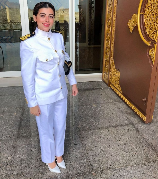 Masalah tersebut berawal ketika sebuah kapal kontainer raksasa Ever Given kandas di Terusan Suez pada 23 Maret lalu. Karena itu, salah satu rute pelayaran tersibuk di dunia tersebut jadi macet dan menyebabkan kerugian besar. Foto: Instagram @marwa.elselehdar