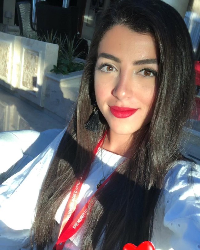 Selain berita yang menuduhkan jadi sebab dari kapal yang kandas, ditemukan pula foto-foto editan yang seolah menjadi bukti bahwa Marwa Elselehdar terlibat masalah itu. Muncul pula sejumlah akun media palsu yang berpura-pura jadi dirinya dan menyebarkan informasi palsu yang membenarkan rumor tersebut. Foto: Instagram @marwa.elselehdar