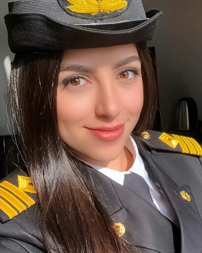 Marwa Elselehdar adalah kapten kapal wanita pertama di Mesir. Wanita cantik tersebut baru-baru ini jadi perbincangan setelah mengaku disalahkan atas macetnya Terusan Suez. Padahal ia sendiri mengaku sedang berada jauh dari sana. Foto: Instagram @marwa.elselehdar