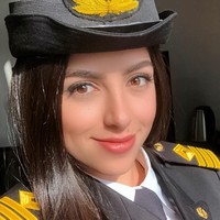 Marwa Elselehdar adalah kapten kapal wanita pertama di Mesir. Wanita cantik tersebut baru-baru ini jadi perbincangan setelah mengaku disalahkan atas macetnya Terusan Suez. Padahal ia sendiri mengaku sedang berada jauh dari sana. Foto: Instagram @marwa.elselehdar