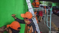Kolong tol yang tadinya kusam menjadi warna hijau cerah dengan motif desain minimalis bertuliskan Jakarta.