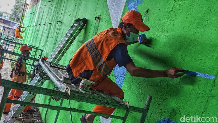 Melihat Aksi Para 'Pelukis Amatir' Percantik Kolong Tol Bintaro Petugas PPSU Kelurahan Bintaro membuat mural untuk mempercantik kolong tol Jl Bintaro Permai Raya, Jakarta Selatan. Yuk lihat aksi mereka.