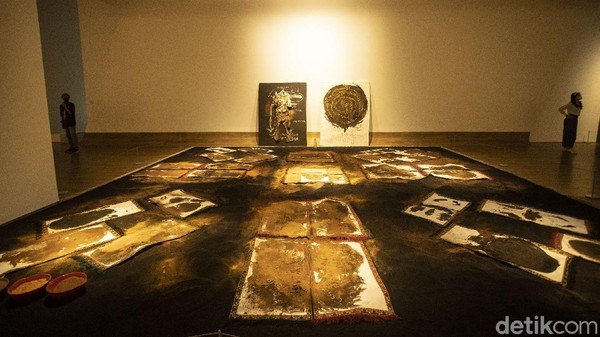 Salah satu karya yang ditampilkan adalah Tisna Sanjaya. Karya instalasi perupa asal Bandung itu dibuat spesial khusus saat acara pembukaan Museum MACAN. Karya ini merupakan saksi object dari performans Tisna Sanjaya yang berdurasi dua jam di tahun 2017. Kang Tisna menyusun 33 sajadah menggunakan bubuk arang dan merepresentasikan angka dalam zikir. Â Salah satu karya yang ditampilkan adalah Tisna Sanjaya. Karya instalasi perupa asal Bandung itu dibuat spesial khusus saat acara pembukaan Museum MACAN. Karya ini merupakan saksi object dari performans Tisna Sanjaya yang berdurasi dua jam di tahun 2017. Kang Tisna menyusun 33 sajadah menggunakan bubuk arang dan merepresentasikan angka dalam zikir. Â