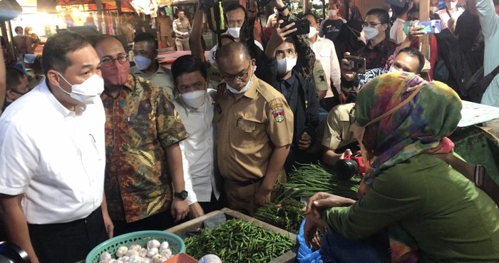 Mendag M Lutfi saat meninjau pasar di Bukittinggi bersama Andre Rosiade (Jeka-detikcom)