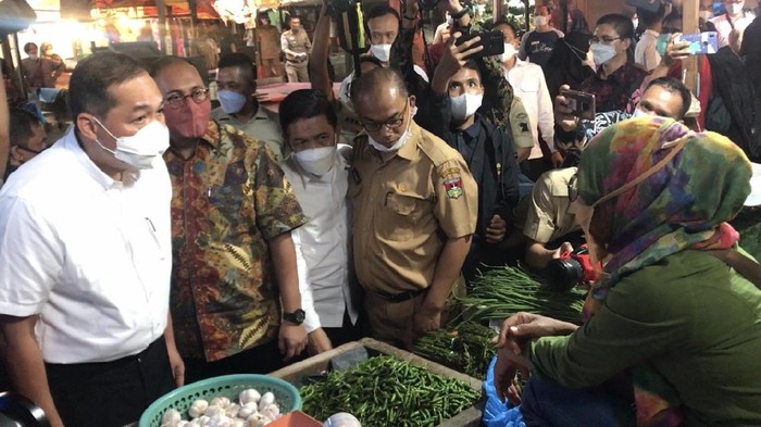 Mendag M Lutfi saat meninjau pasar di Bukittinggi bersama Andre Rosiade (Jeka-detikcom)