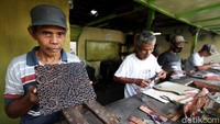 Kebanyakan para pekerja disana berumur di atas 60 tahun.  