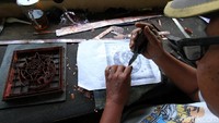 Cap batik juga dipesan konsumen untuk dijadikan hiasan dinding.  
