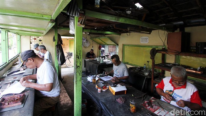 Pekerja menyelesaikan pesanan cetakan batik atau batik cap di Laweyan, Solo, Jawa Tengah, Senin (5/3).