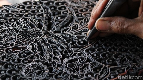 Pekerja menyelesaikan pesanan cetakan batik atau batik cap di Laweyan, Solo, Jawa Tengah, Senin (5/3).