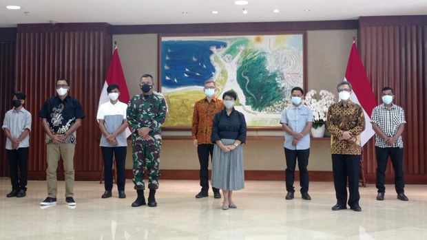 Menlu Retno serahkan 4 WNI korban Abu Sayyaf ke keluarga