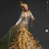 Dalam ajang Miss Grand International 2020 ketika penjurian kostum nasional, Han Lay mengenakan busana bertajuk A Goddess of Peace. Kostum yang didominasi warna kuning keemasan dan putih itu melambangkan kedamaian yang dibutuhkan oleh dunia. Kostum itu dibuat dengan refleksi dari Dewi Perdamaian yang memercikkan air mata cinta dengan tangkai Aung Tha Pyae (Eugenia) dan melambangkan kemenangan perdamaian dengan ornamen Myanmar. Foto: Dok. Instagram @hann_may, Facebook Miss Grand International