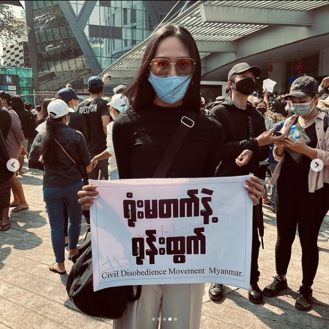 Ini bukan kali pertama Han Lay ikut menentang kekejaman militer Myanmar. Sebelumnya dia juga pernah melakukan aksi turun ke jalan yang fotonya dia unggah ke akun Instagramnya @hann_may. Wanita 22 tahun itu ikut berdemo di jalanan Yangon, Myanmar, untuk berunjuk rasa menentang militer. Foto: Dok. Instagram @hann_may, Facebook Miss Grand International