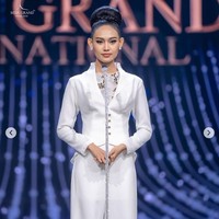Hari ini, di negara saya Myanmar ... banyak sekali orang yang sekarat. Tolong bantu Myanmar. Kami sangat membutuhkan bantuan internasional dari Anda sekarang, begitu kata Han Lay di panggung Miss Grand International 2020. Foto: Dok. Instagram @hann_may, Facebook Miss Grand International