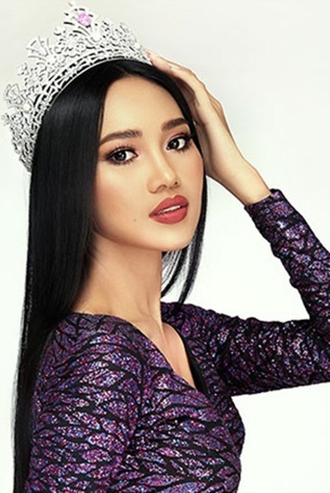 Sosok Han Lay juga dikenal sebagai makeup artist profesional dan hairstylist. Dia sudah memiliki sertifikasi sebagai seorang makeup artist. Foto: Dok. Instagram @hann_may, Facebook Miss Grand International