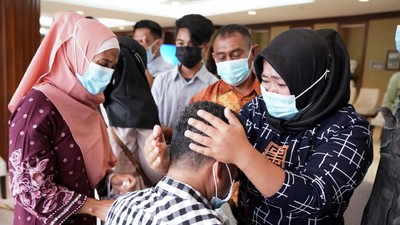 Momen Haru Korban Sandera Abu Sayyaf Berkumpul Bersama Keluarga