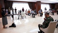 Menteri Luar Negeri Retno Marsudi menyerahkan 4 WNI yang berhasil dibebaskan dari kelompok Abu Sayyaf di Filipina kepada keluarga, Senin (5/4/2021).