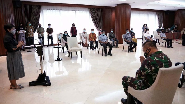 Momen Haru Korban Sandera Abu Sayyaf Berkumpul Bersama Keluarga 4 WNI yang sempat disandera kelompok Abu Sayyaf di Filipina akhirnya berkumpul bersama keluarga mereka. Mereka diserahkan kepada keluarga oleh Menlu Retno Marsudi.
