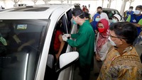 Menteri Komunikasi dan Informatika Johnny G. Plate didampingi Presiden Direktur & CEO XL Axiata Dian Siswarini dan Direktur Utama Rumah Sakit UI Astuti Giantini meninjau vaksinasi untuk warga lanjut usia (lansia) di Sentra Vaksinasi Indonesia Bangkit secara drive thru di Rumah Sakit Universitas Indonesia, Depok, Jawa Barat, Senin (5/4/2021).