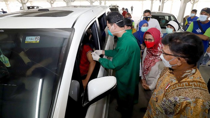 Momen Menkominfo Tinjau Vaksinasi Drive Thru Menteri Komunikasi dan Informatika Johnny G. Plate meninjau langsung vaksinasi warga lanjut usia (lansia) di Sentra Vaksinasi Indonesia Bangkit secara drive thru di RS UI, Depok, Jawa Barat, Senin (5/4/2021).