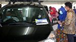Momen Menkominfo Tinjau Vaksinasi Drive Thru di RS UI
