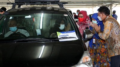 Momen Menkominfo Tinjau Vaksinasi Drive Thru di RS UI