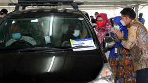 Momen Menkominfo Tinjau Vaksinasi Drive Thru di RS UI