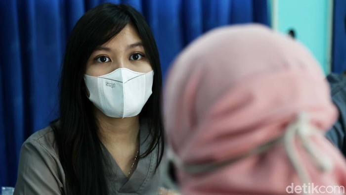 Sejumlah guru di Jakarta mulai mendapat vaksin Corona. Proses vaksinasi untuk guru digelar di SMPN 270, Kelapa Gading, Jakarta Utara, Senin (5/4).