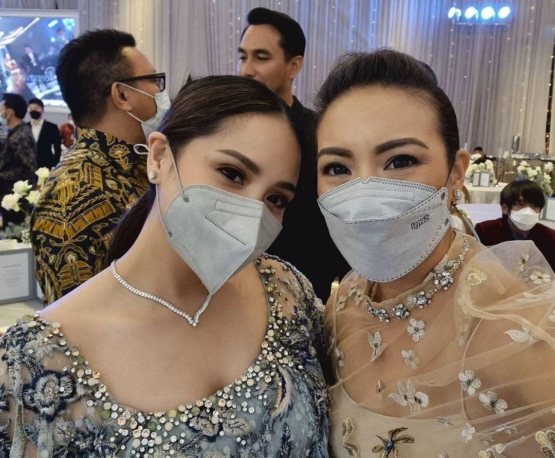 Gaya Ayu Ting Ting Pakai Kalung Berlian, Disebut Mirip Punya Nagita Slavina