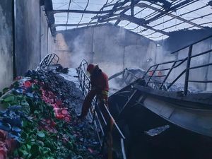 Lagi, Pabrik Plastik di Surabaya Ludes Terbakar