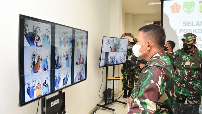 Pangdam Jaya Mayjen TNI Dudung Abdurachman mengecek kondisi pasien di RSD Wisma Atlet Kemayoran (Istimewa)