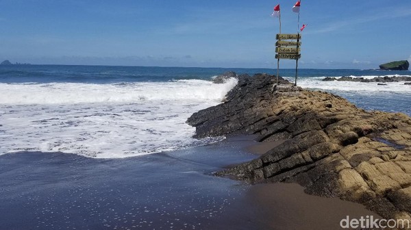Pengunjungnya datang dari Jember dan luar kota Jember. Fasilitas umum yang ada di Pantai Watu Ulo boleh dibilang cukup lengkap. Mulai dari musala hingga kamar mandi ada di sini. Pengunjungnya datang dari Jember dan luar kota Jember. Fasilitas umum yang ada di Pantai Watu Ulo boleh dibilang cukup lengkap. Mulai dari musala hingga kamar mandi ada di sini.