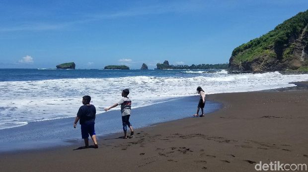 Pantai Watu Ulo, Jember
