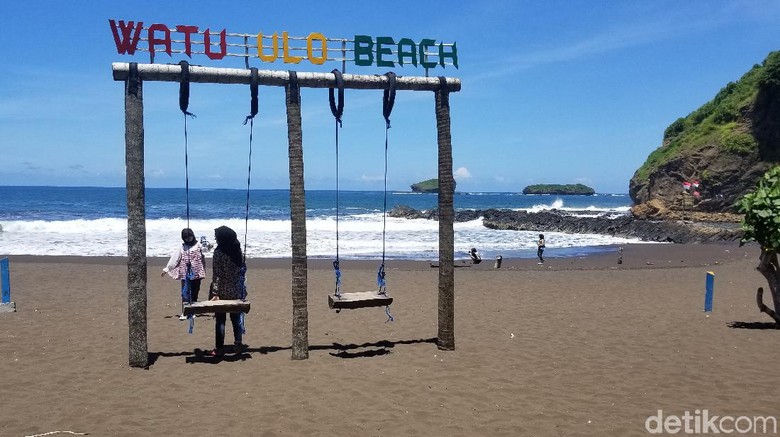 Pantai Watu Ulo Jember Enggak Kalah Indah dari Kuta dan Jimbaran