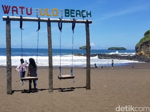 Pantai Watu Ulo Jember Enggak Kalah Indah dari Kuta dan Jimbaran