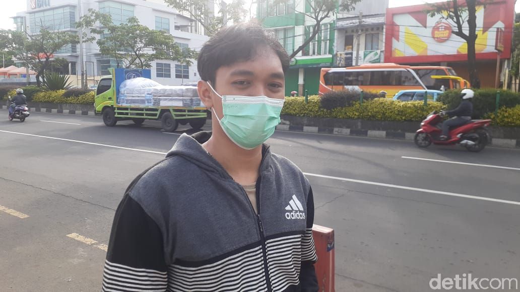 Pejalan kaki menanggapi soal hilangnya parkir liar di sekitar JPO dekat Balai Kota Depok, 5 April 2021. (Afzal Nur Iman/detikcom)
