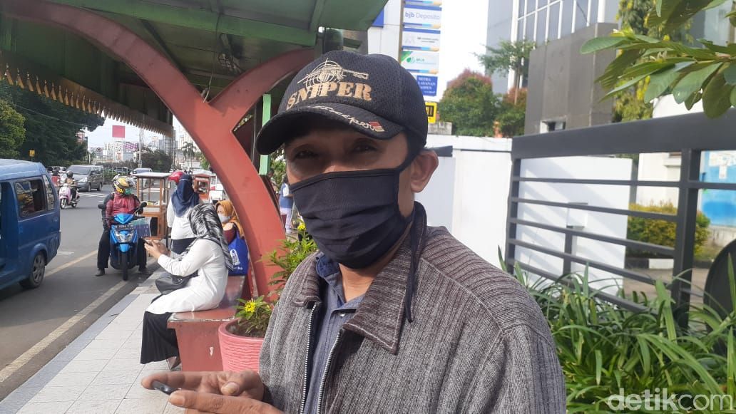 Pejalan kaki menanggapi soal hilangnya parkir liar di sekitar JPO dekat Balai Kota Depok, 5 April 2021. (Afzal Nur Iman/detikcom)
