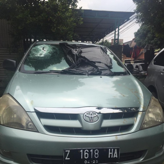 Pengendaran mobil yang menjadi korban pelemparan batu meninggal dunia